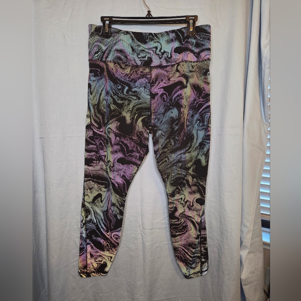 G384. Athleta Lightning Reflective 7/8 Tight in Swirl Reflective Black - Size L